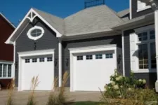House with 2 garages doors